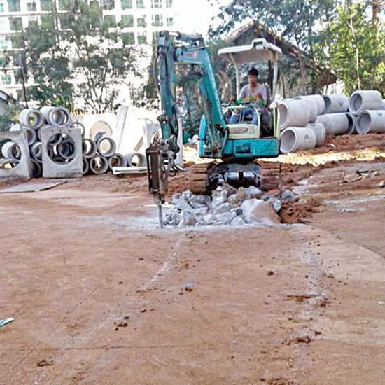 รถหัวเจาะ หัวกระแทก ให้เช่าเครื่องจักรหนัก   ให้เช่ารถแบ็คโฮ   รถแบคโฮให้เช่ารายวัน   เช่ารถหัวแย็ก     เครื่องสกัดคอนกรีต   ให้เช่ารถตัก    รถหัวเจาะ หัวกระแทก   รถตักดินให้เช่า   ให้เช่ารถขุด   ให้เช่าPC 200   รถแม็คโคร   รับถมดิน   ถมที่   เคลียร์พื้นที่   ขุดบ่อปลา 